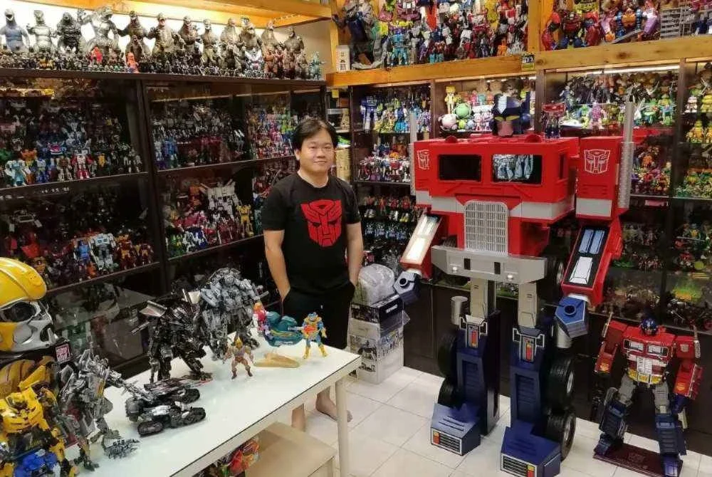 Kuang Kui bersama model pertama yang dibina iaitu G1 Optimus Prime setinggi kira-kira dua meter.