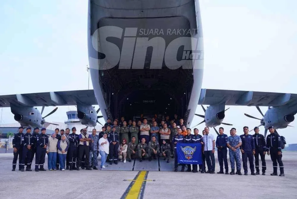 Ketua Pengarah NADMA Datuk Meor Ismail Meor Akim bersama seramai 11 anggota dan pegawai pada majlis pelepasan Pasukan SMAR ke Nepal di Pangkalan Udara Subang pada Sabtu. FOTO: Mohd Halim ABdul Wahid