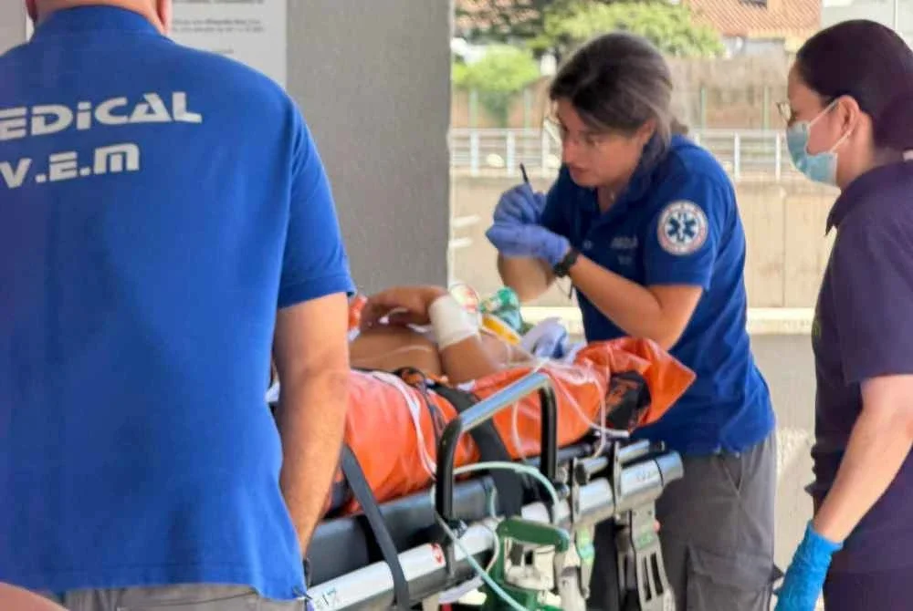 Qabil diberi rawatan kecemasan sejurus kemalangan ketika sesi latihan bebas di Litar Ricardo Tormo pada Jumaat. FOTO: FB ZK Racing.