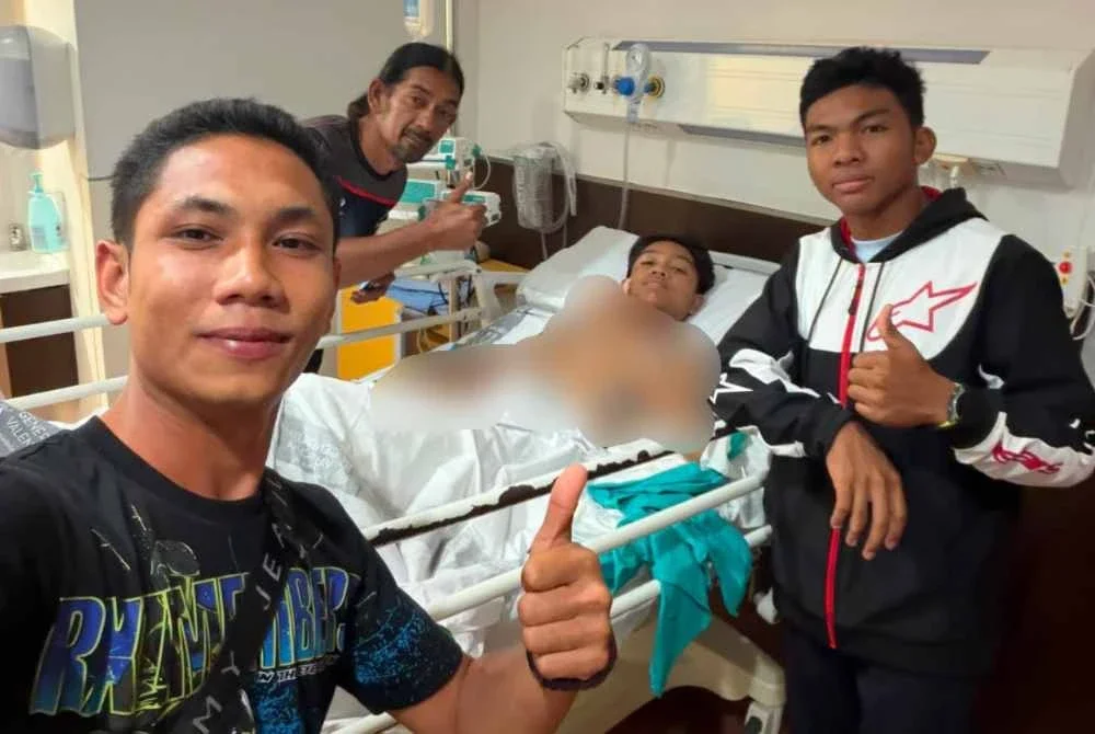 Qabil ditemani bapa (belakang, kiri) dan Hakim Danish (kanan) ketika menerima rawatan di Valencia. FOTO: FB ZK Racing.
