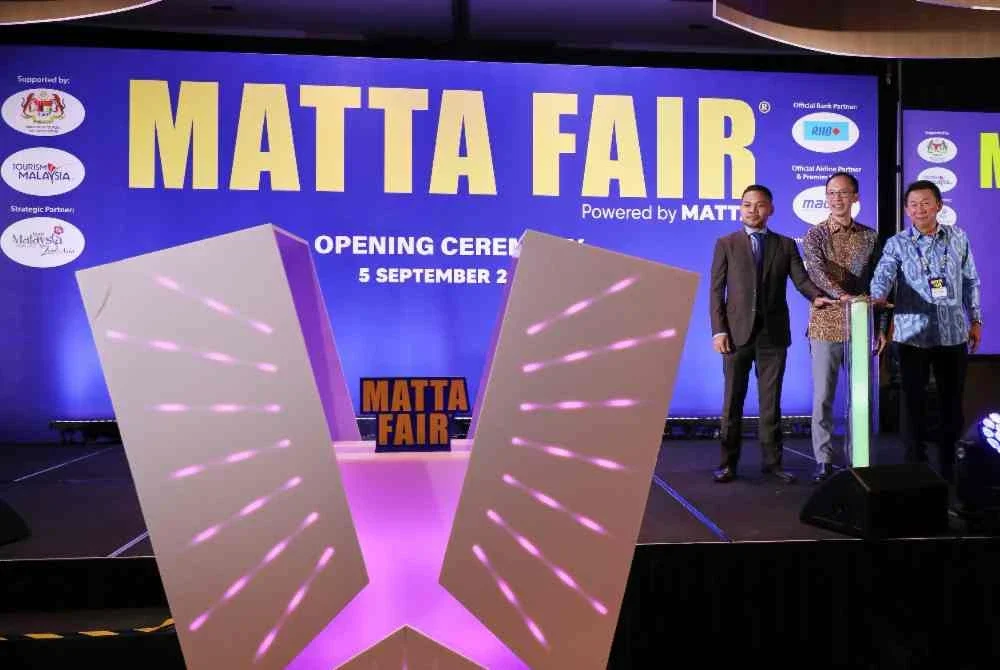 Nigel (tengah) ketika merasmikan pembukaan MATTA Fair ke-59 di Pusat Pameran dan Perdagangan Antarabangsa Malaysia (MITEC) pada Sabtu.