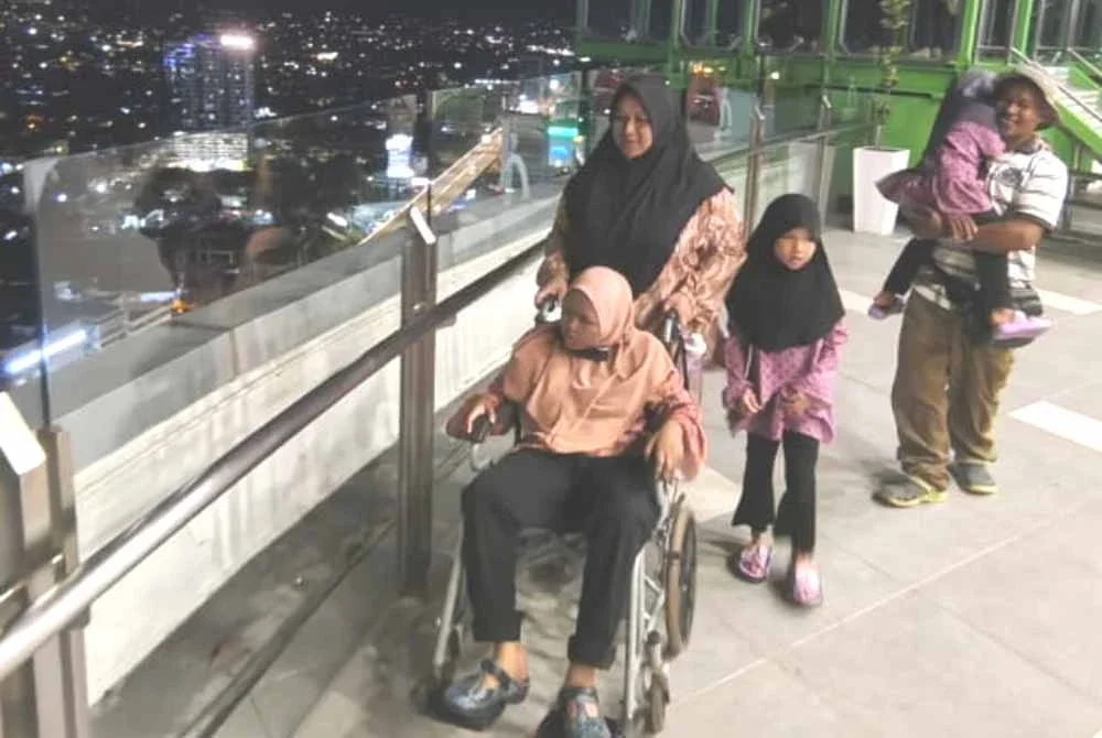 Nur Iman Syamimi dibawa menikmati suasana di Sky View Menara Alor Setar pada Jumaat.