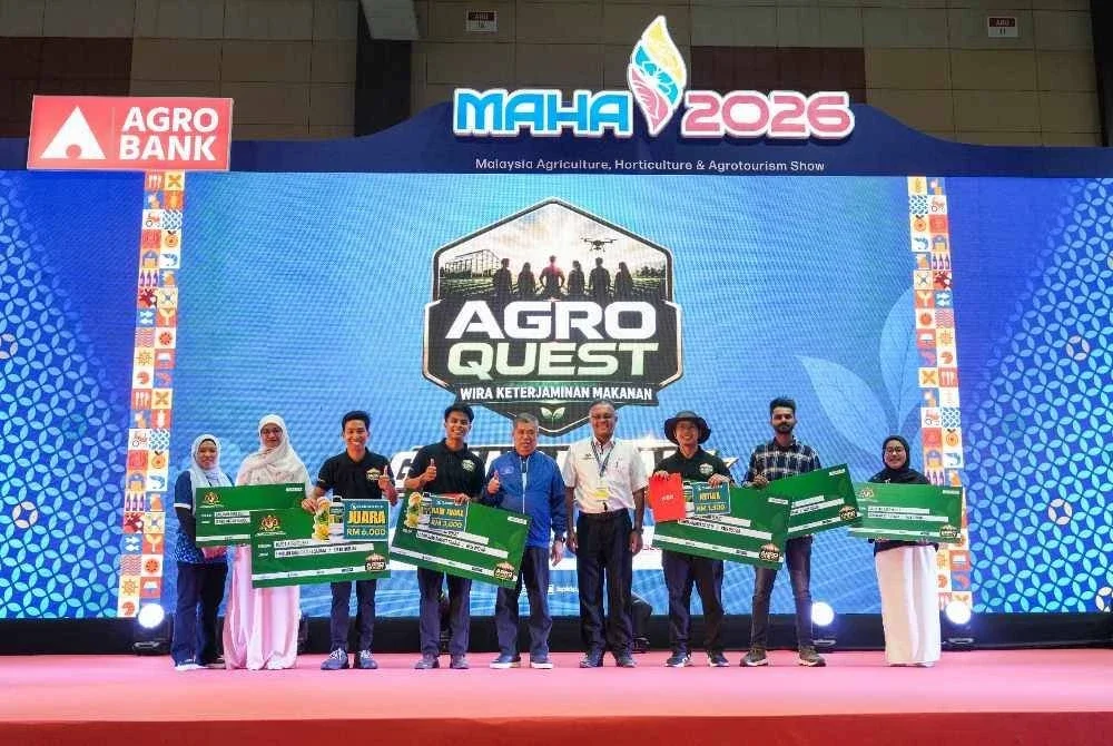Mohamad (tengah) dan Ketua Setiausaha Kementerian Pertanian dan Keterjaminan Makanan,Datuk Seri Isham Ishak (empat dari kanan) bersama para pemenang Agro Quest 2026.