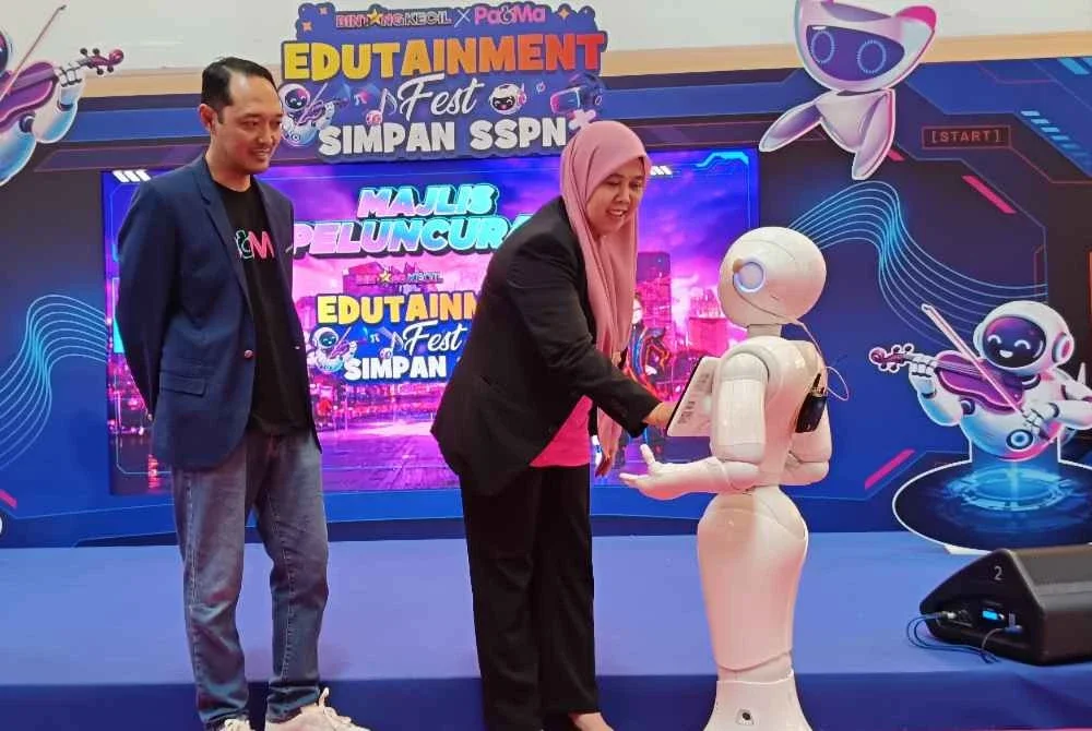 Wan Zawiah menyempurnakan Majlis Peluncuran Edutainment Fest Simpan SSPN sambil disaksikan Lokman.