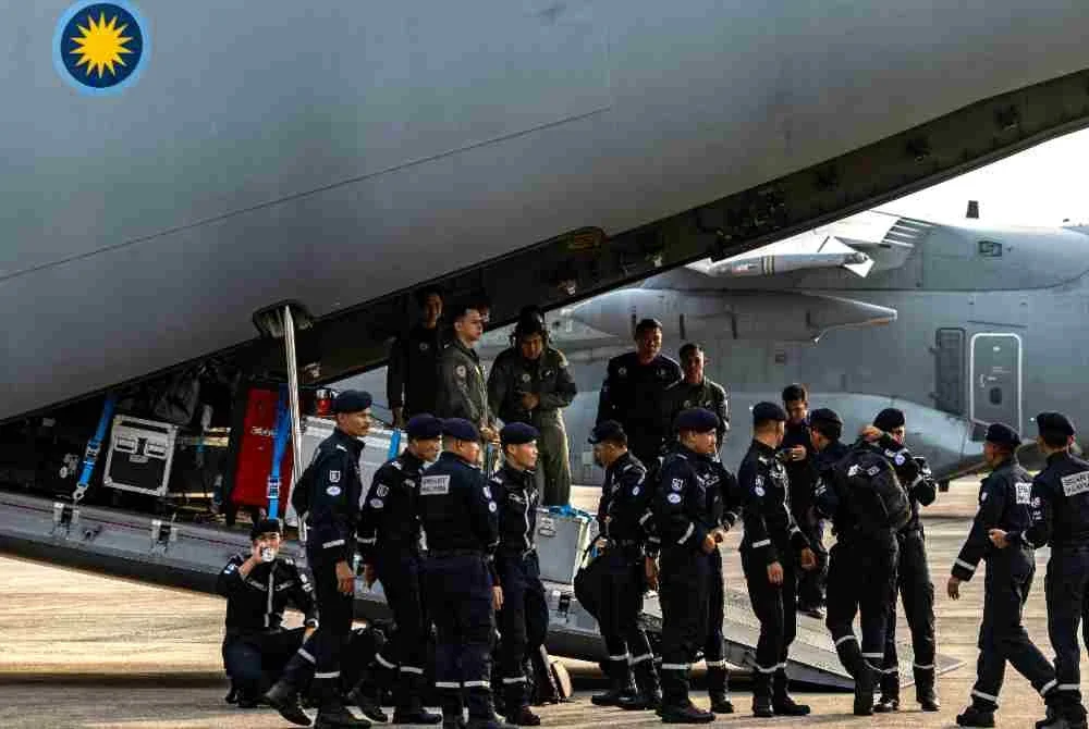 Seramai 11 pegawai dan anggota Pasukan Mencari dan Menyelamat Khas Malaysia (SMART) berlepas ke Nepal dari Pangkalan Udara Subang pada jam 9 pagi Sabtu. Foto Bernama
