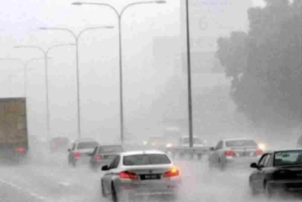 MetMalaysia mengeluarkan amaran ribut petir, hujan lebat dan angin kencang di beberapa kawasan di lapan negeri hingga jam 6 petang ini. Gambar hiasan 