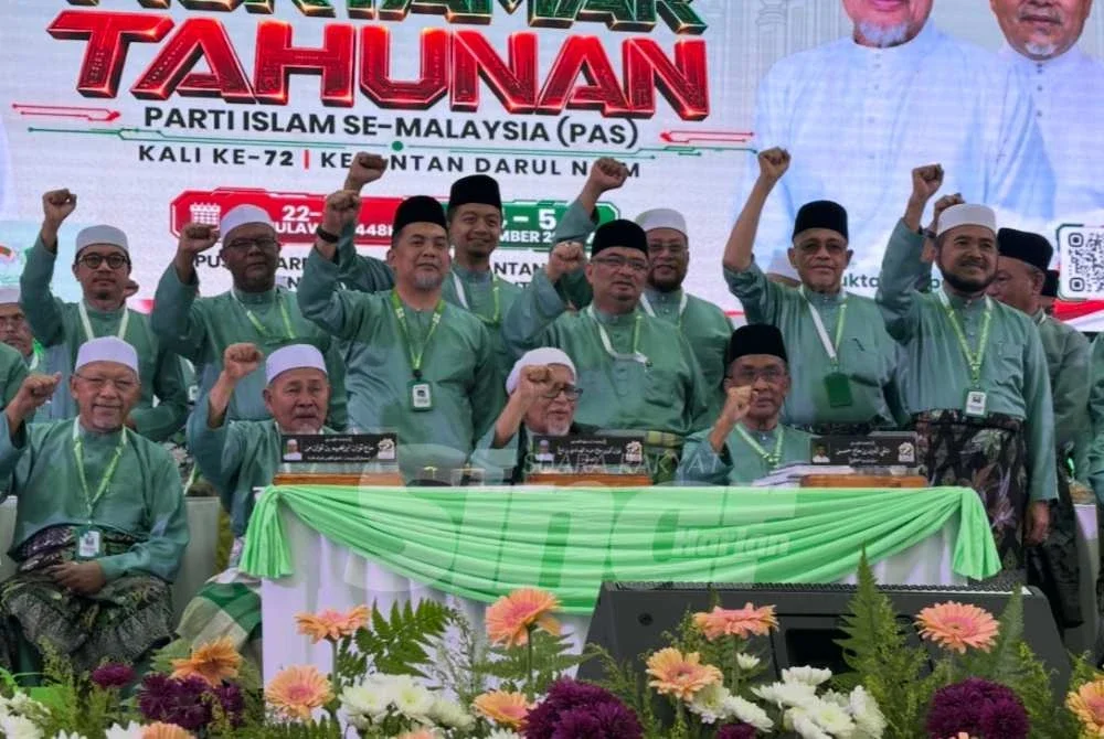 Barisan kepimpinan tertinggi Pas yang bergambar selepas selesai muktamar. Foto SINAR HARIAN/ADILA SHARINNI WAHID