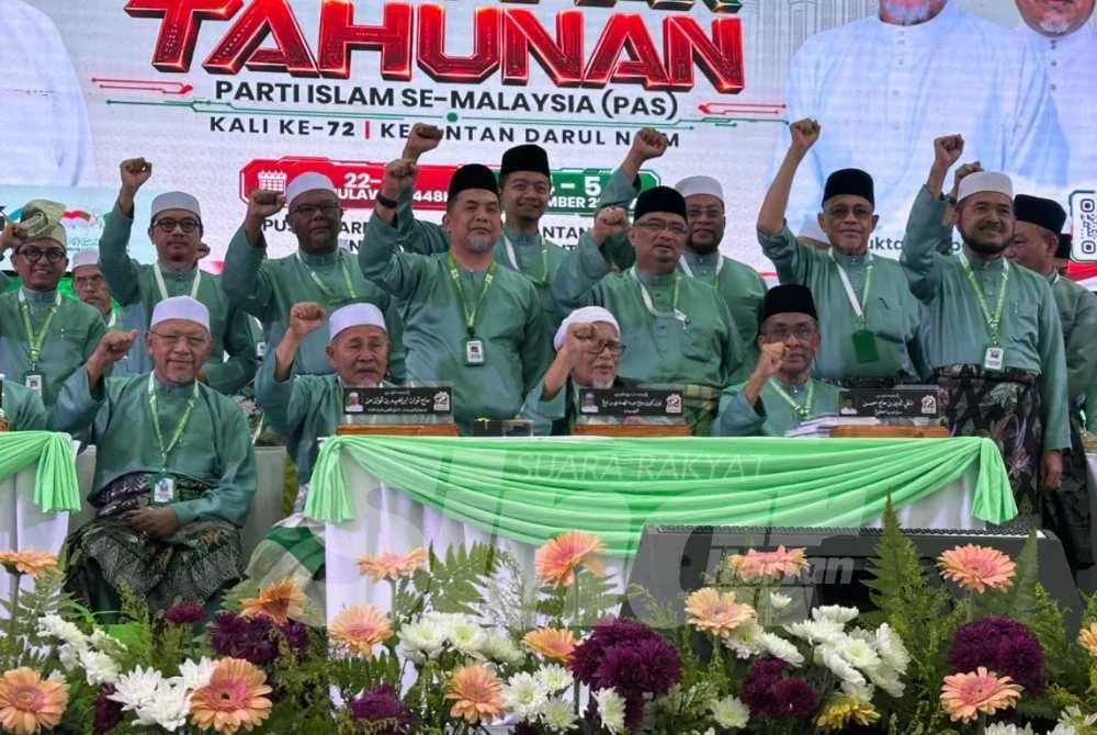 Takiyuddin (duduk depan dari kanan) bersama pimpinan selepas penutupan Muktamar Tahunan Pas ke-72 di sini pada Sabtu.