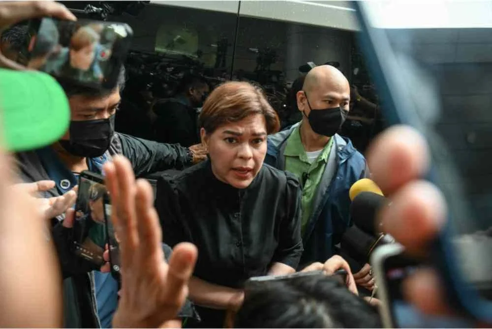 Sara Duterte (tengah) dikerumuni kumpulan penyokongnya yang berada di luar mahkamah di Quezon City pada Sabtu. - Foto AFP