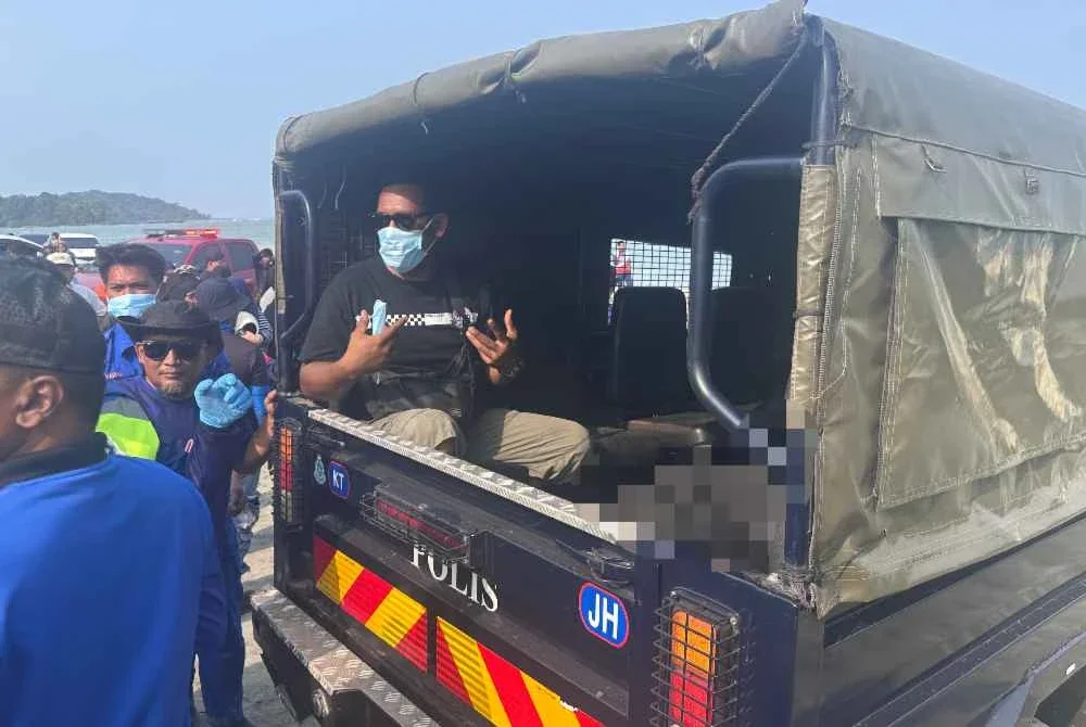Mayat mangsa dibawa ke Unit Forensik Hospital Kota Tinggi untuk bedah siasat.