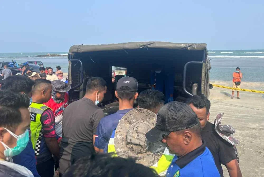 Jasad Muhammad Haiman Fitri dibawa ke Pusat Kawalan Tempat Kejadian untuk pengecaman daripada waris.
