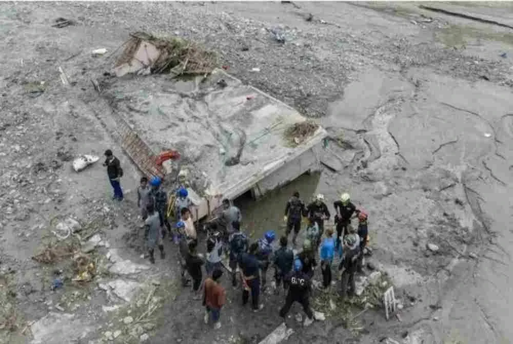 Pasukan penyelamat di Nepal berjaya menyelamatkan seorang lagi mangsa yang masih hidup, 10 hari selepas banjir kilat yang memusnahkan melanda kawasan Himalaya.