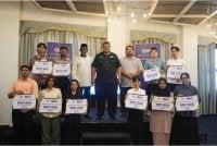 Pengarah Negeri Pejabat PTPTN Negeri Pulau Pinang, Muhammad Muhsin Abdul Rahman (tengah) bersama-sama penerima 