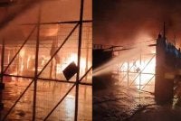 Kebakaran melibatkan lima kedai termasuk bengkel kereta, kedai kimpalan, kedai barang lusuh dan kilang kayu. Foto sumber Facebook Bomba Sukarela Kuala Sungai Pinang Balik Pulau