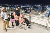 Permintaan Nur Iman Syamimi untuk menikmati suasana di Sky View Menara Alor Setar sempena hari lahirnya tercapai.