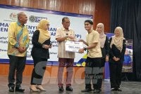 Mohamed Khaled (tiga dari kiri) hadir pada Majlis Penyerahan WPP PTPTN di Dewan Jubli Intan Kota Tinggi pada Sabtu.