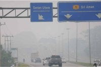 Keadaan berjerebu yang dirakam di Jalan Serian-Sri Aman pada Jumaat. Foto Bernama