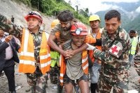 Anggota tentera membawa seorang pekerja yang terperangkap di dalam terowong ketika operasi menyelamat dijalankan di Projek Hidroelektrik Trishuli-3A di daerah Rasuwa, Nepal. Foto AFP