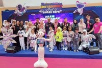 Lokman (tengah) dan barisan tetamu kehormat bergambar bersama peserta aktiviti Himpunan Generasi Futuristik.