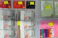 Keseluruhan rampasan melibatkan wang tunai, lima kad ATM pelbagai bank serta barangan kemas iaitu dua utas rantai tangan dan satu loket dengan nilai dianggarkan RM2,050. Foto IPD Hilir Perak
