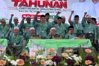 Takiyuddin (duduk depan dari kanan) bersama pimpinan selepas penutupan Muktamar Tahunan Pas ke-72 di sini pada Sabtu.