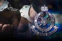 Polis menahan dua lelaki tempatan bagi membantu siasatan kegiatan pemberi pinjaman wang tanpa lesen atau along serta pemilikan dan penggunaan kad ATM orang lain dalam Ops Vulture di Teluk Intan, semalam. Foto hiasan