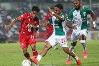 Dua pemain pertahanan Kuching City FC cuba menghalang pemain Sabah FC, Mohammad Fayadh Amin (kiri) pada saingan Liga Super di Stadium Likas malam tadi. Foto Bernama 