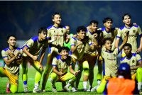 Para pemain meraikan kejayaan UM muncul juara bola sepak SUKIPT 2026 selepas menewaskan UiTM 1-0 dalam aksi final di UM Arena, Bangsar. Foto SUKIPT 2026