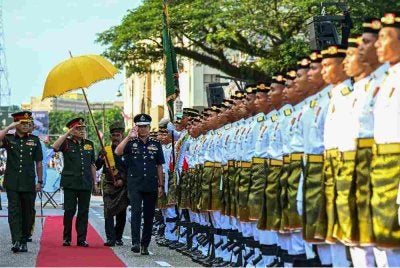 Yang di-Pertuan Besar Negeri Sembilan, Tuanku Muhriz Tuanku Munawir (tengah) berkenan memberi tabik hormat kepada perbarisan Kawalan Kehormat Utama terdiri daripada Batalion Ke-15 Rejimen Askar Melayu Diraja Kem Senawang pada acara perbarisan dan perarakan Sambutan Hari Kebangsaan 2026 Peringkat Negeri Sembilan.