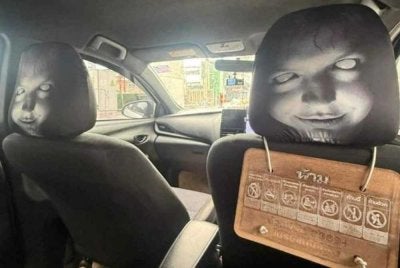 Kedua-dua penyandar kepala tempat duduk hadapan dengan imej wajah menyerupai hantu.