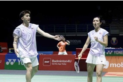 Pang Ron (kiri) dan Pei Jing mara ke final Masters China selepas menewaskan pasangan tuan rumah dalam aksi separuh akhir di Arena Shenzhen. FOTO: Agensi.