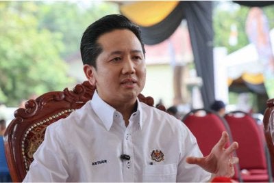 Arthur ketika sidang media pada Majlis Penyerahan Projek Kampung dan Sekolah Angkat Madani di Kampung Basong pada Sabtu. Foto Bernama