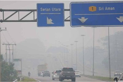 Keadaan berjerebu yang dirakam di Jalan Serian-Sri Aman pada Jumaat. Foto Bernama