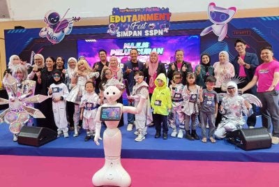 Lokman (tengah) dan barisan tetamu kehormat bergambar bersama peserta aktiviti Himpunan Generasi Futuristik.