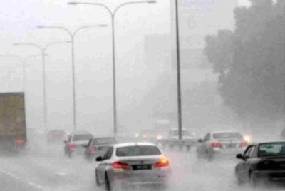 MetMalaysia mengeluarkan amaran ribut petir, hujan lebat dan angin kencang di beberapa kawasan di lapan negeri hingga jam 6 petang ini. Gambar hiasan 