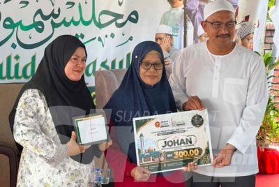 Mohd salleh (kanan) hadir pada Sambutan Maulidur Rasul Peringkat Dewan Undangan Negeri (DUN) Kubang Rotan 2026 pada Sabtu.