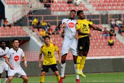 Pemain Negeri Sembilan FC Muhammad Akram Mahinan (kanan) bersaing di udara dengan pemain Star City FC Rafael Vitor Santos De Freitas dalam perebutan bola pada aksi Liga Super di Stadium Tuanku Abdul Rahman, Paroi, pada Sabtu. Foto Bernama