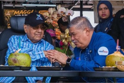 Mohamad ketika menyantuni Tun M pada Sabtu. Foto Facebook Mohamad Sabu