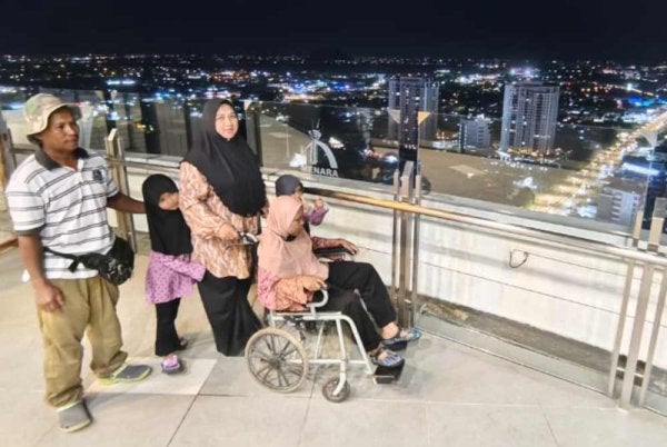 Permintaan Nur Iman Syamimi untuk menikmati suasana di Sky View Menara Alor Setar sempena hari lahirnya tercapai.