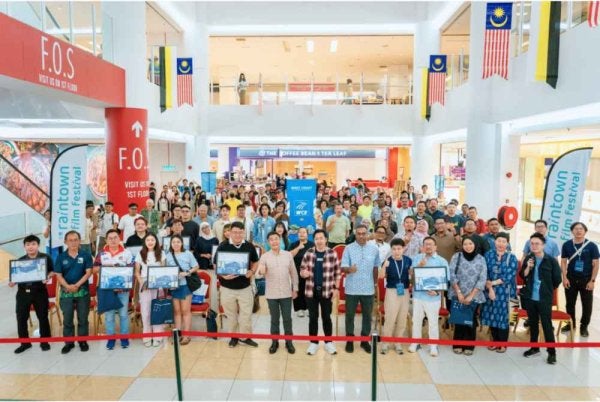 Kok Lim (tujuh dari kiri) hadir merasmikan Raintown Film Festival edisi ketiga di Paragon Cinemas, Taiping Mall di Taiping pada Jumaat.