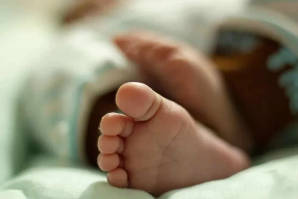 Suspek didakwa menutup kepala bayi itu dengan beg plastik sebelum meniarapkannya di rumah mereka di Fukuyama. - Foto Agensi