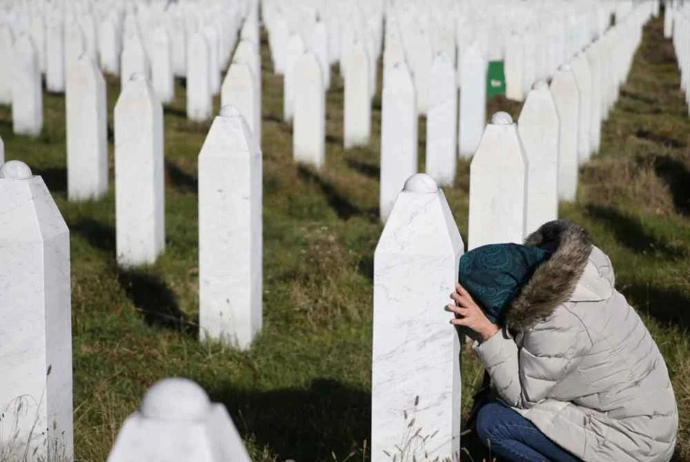 Seorang wanita menziarahi Memorial Genosid Srebrenica yang didirikan bagi memperingati mangsa pembunuhan beramai-ramai tersebut. - Foto Agensi