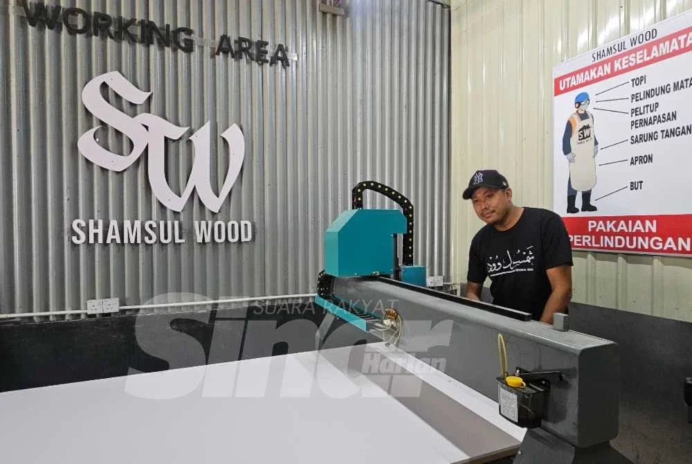 Ruang pembuatan kerja kayu di bengkel milik Mohd Shamsul.