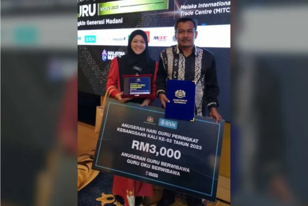Jasmi bersama isteri bergambar kenangan selepas menerima Anugerah Hari Guru 2023.