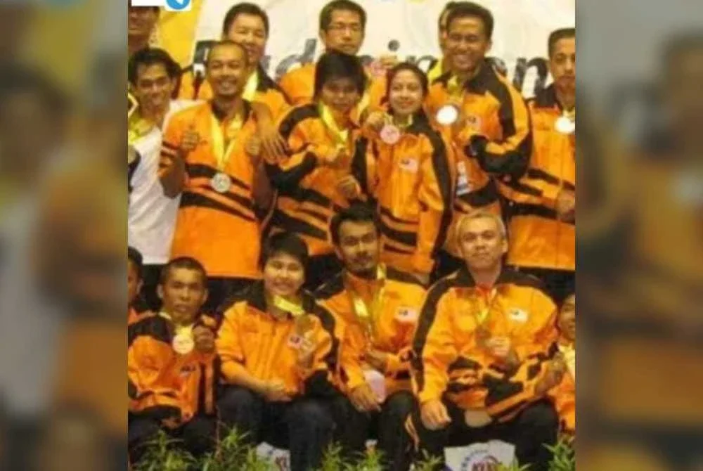 Jasmi (duduk, dua dari kanan) bergambar kenangan sewaktu mewakli negara.