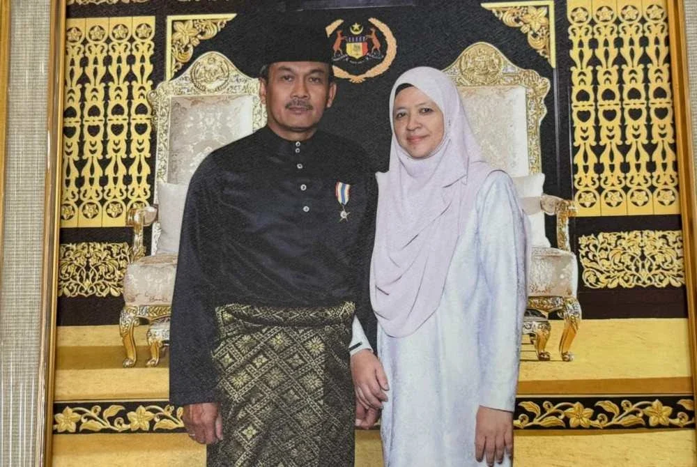 Jasmi dan isteri bergambar kenangan sewaktu menerima anugerah BCM.