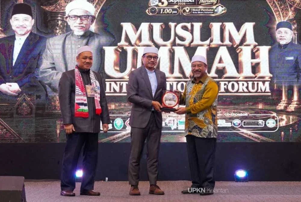 Penyampaian cenderahati sempena Majlis Perasmian Penutup oleh Mohd Nassuruddin.