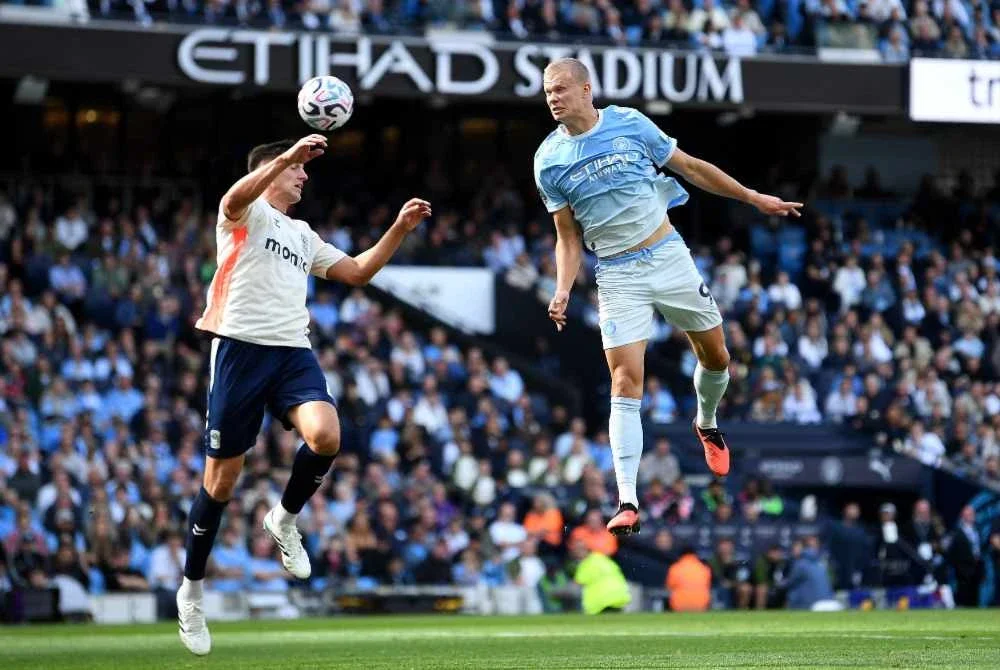Haaland (kanan) meledak gol tunggal ketika membantu City menewaskan Coventry 1-0 dalam aksi EPL di Etihad pada Sabtu. Foto: AFP.