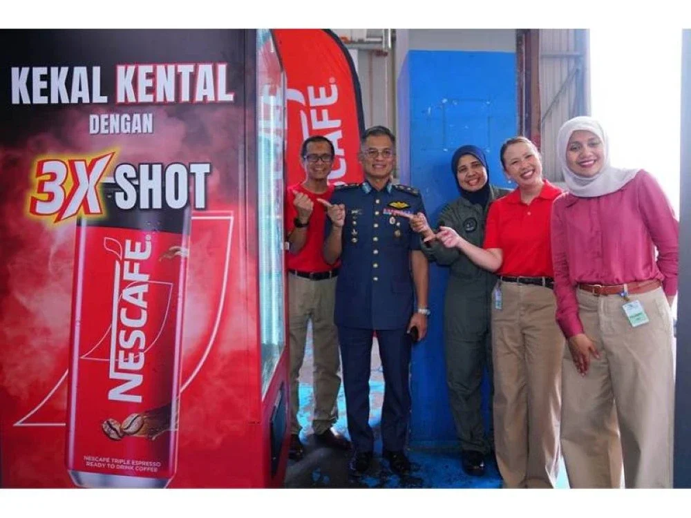 Yusri turut menyempurnakan simbolik merasmikan mesin layan diri Nestle.