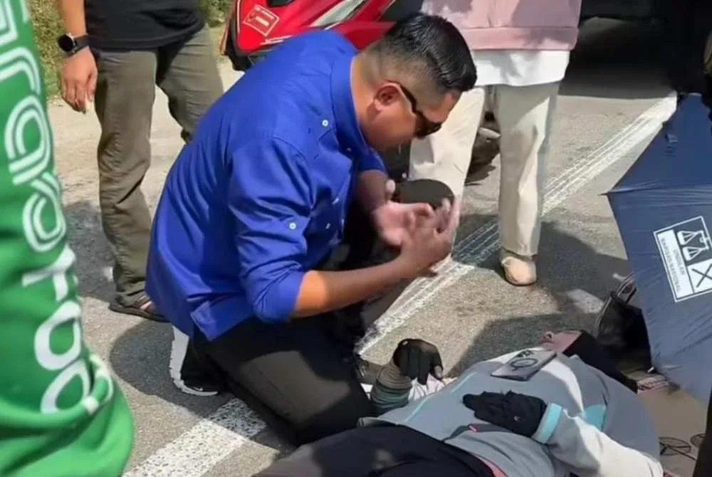 Akmal yang kebetulan melalui kawasan itu memberikan bantuan awal kepada mangsa.